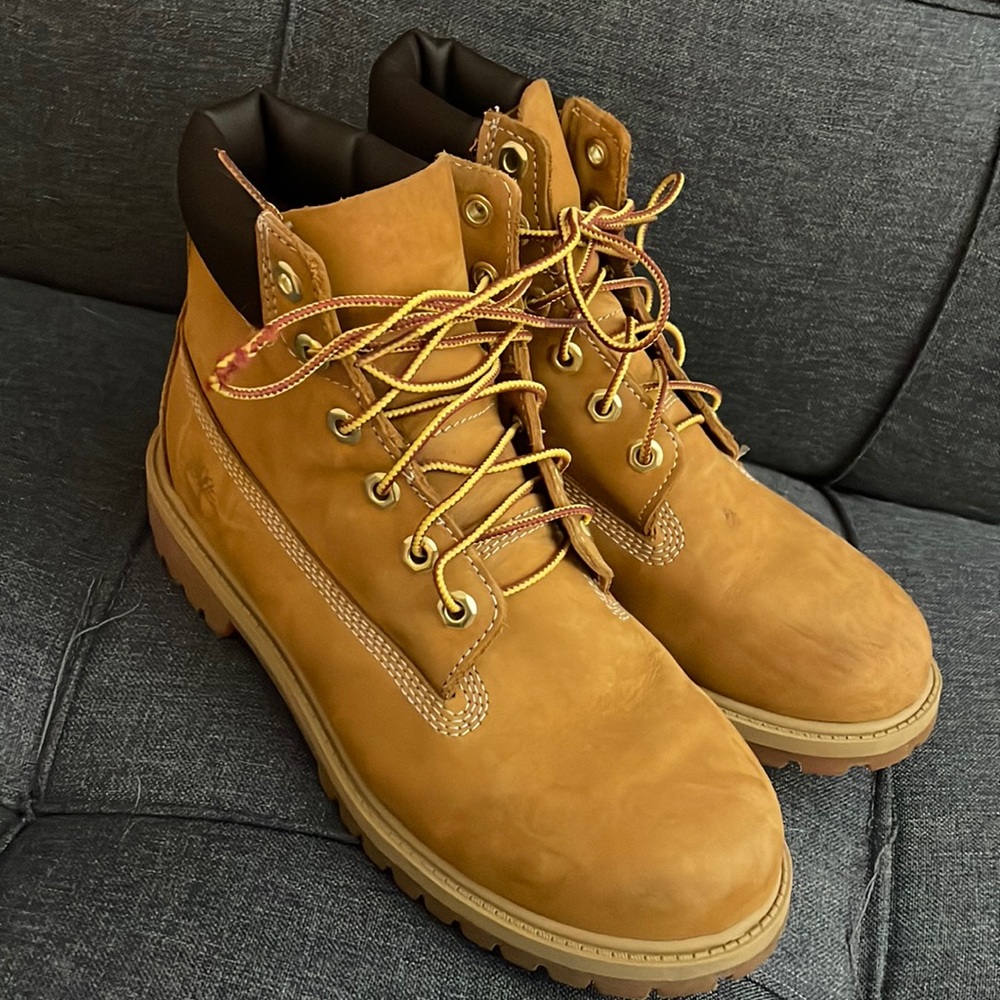 Timberland kids classic boot size 6 EUC